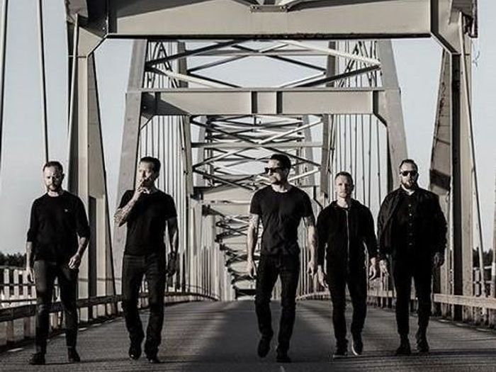 Raised Fist Unsinkable Tour kontsert