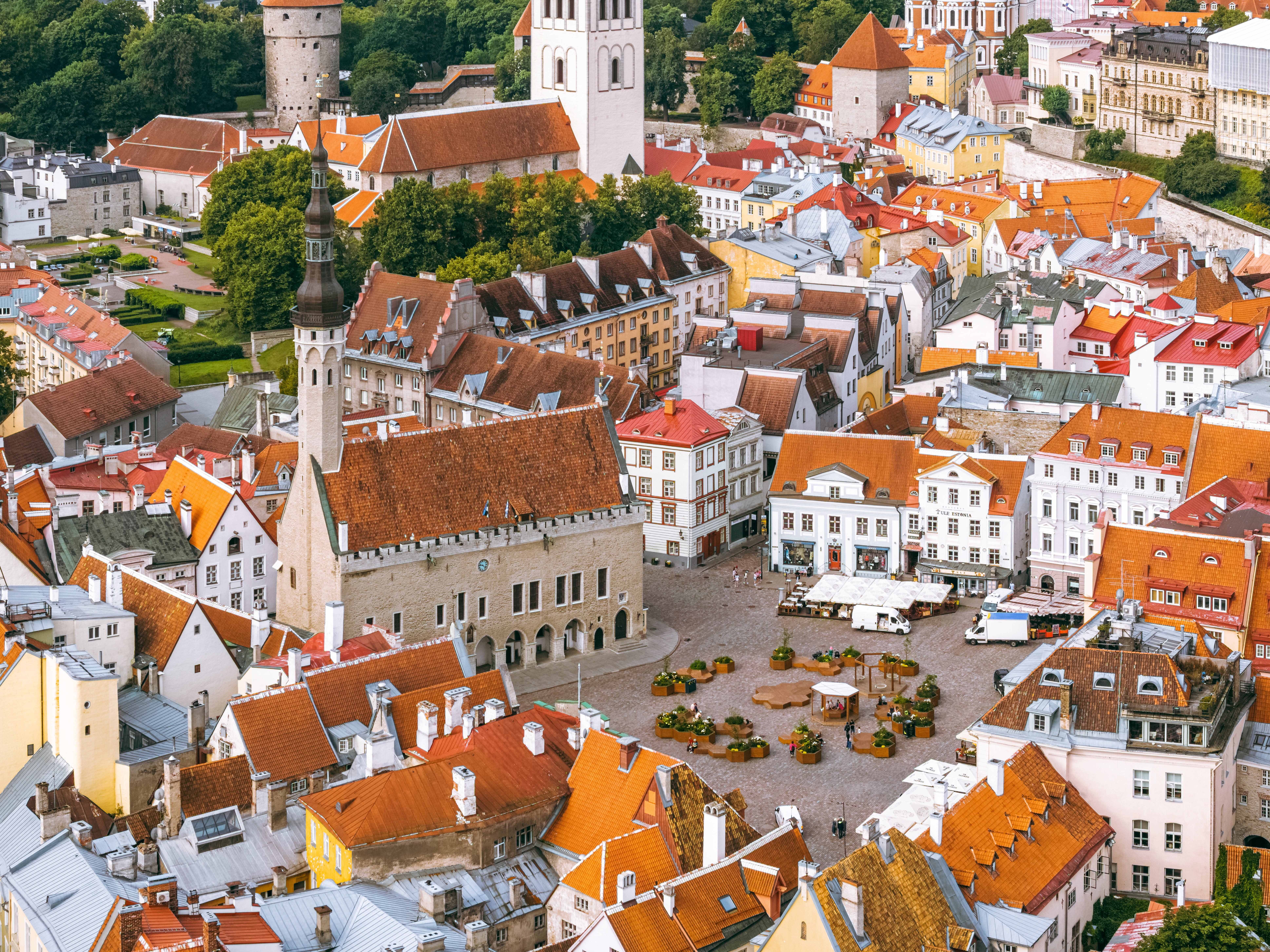 Ilmakuva Tallinnan Raatihuoneentorista, historialliset rakennukset ja tori vanhankaupungin syd&auml;mess&auml;