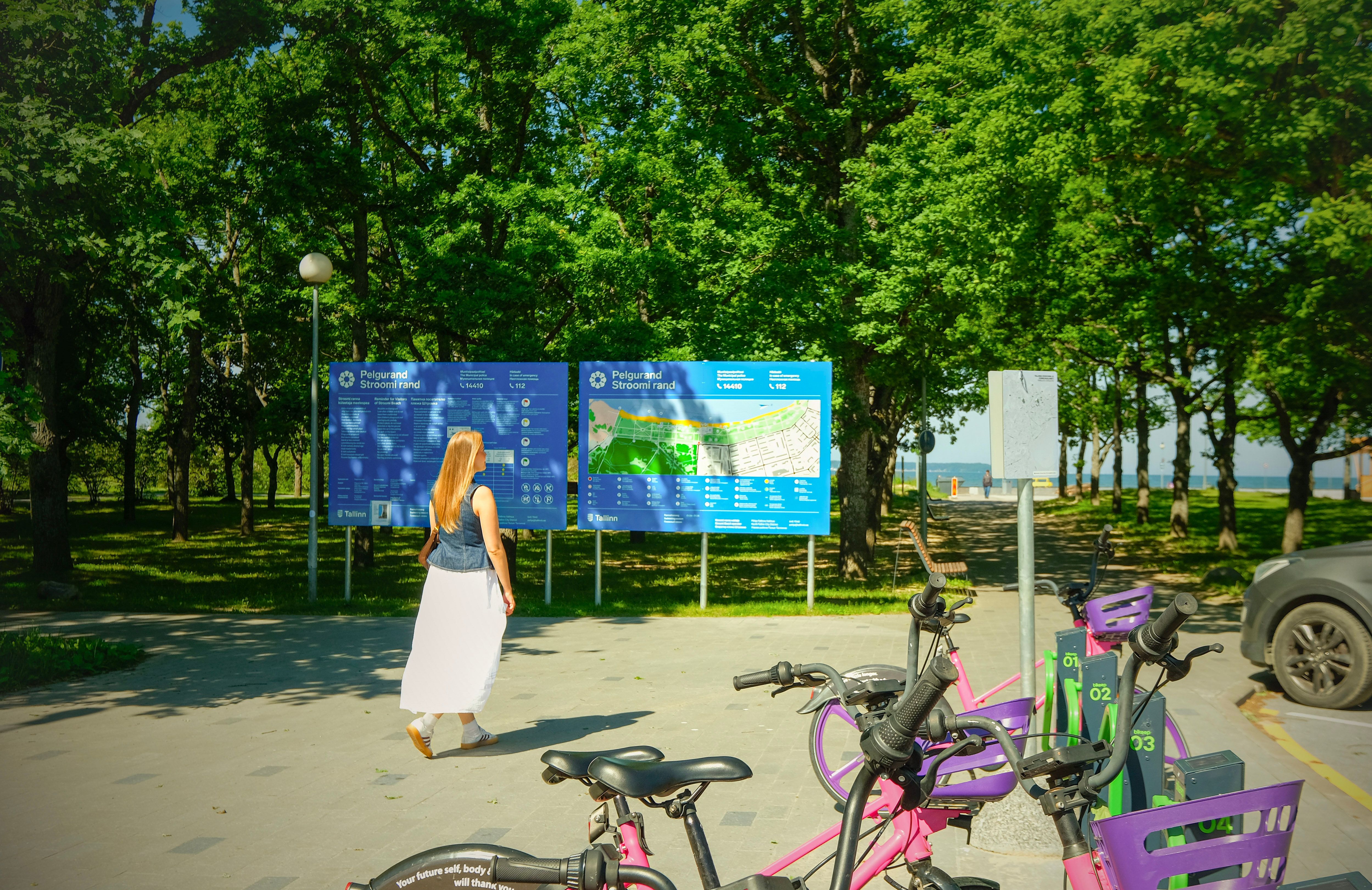 Stroomi ranna-ala algus Tallinnas koos infokaartide, jalgradade ja rattaringluse ratastega.