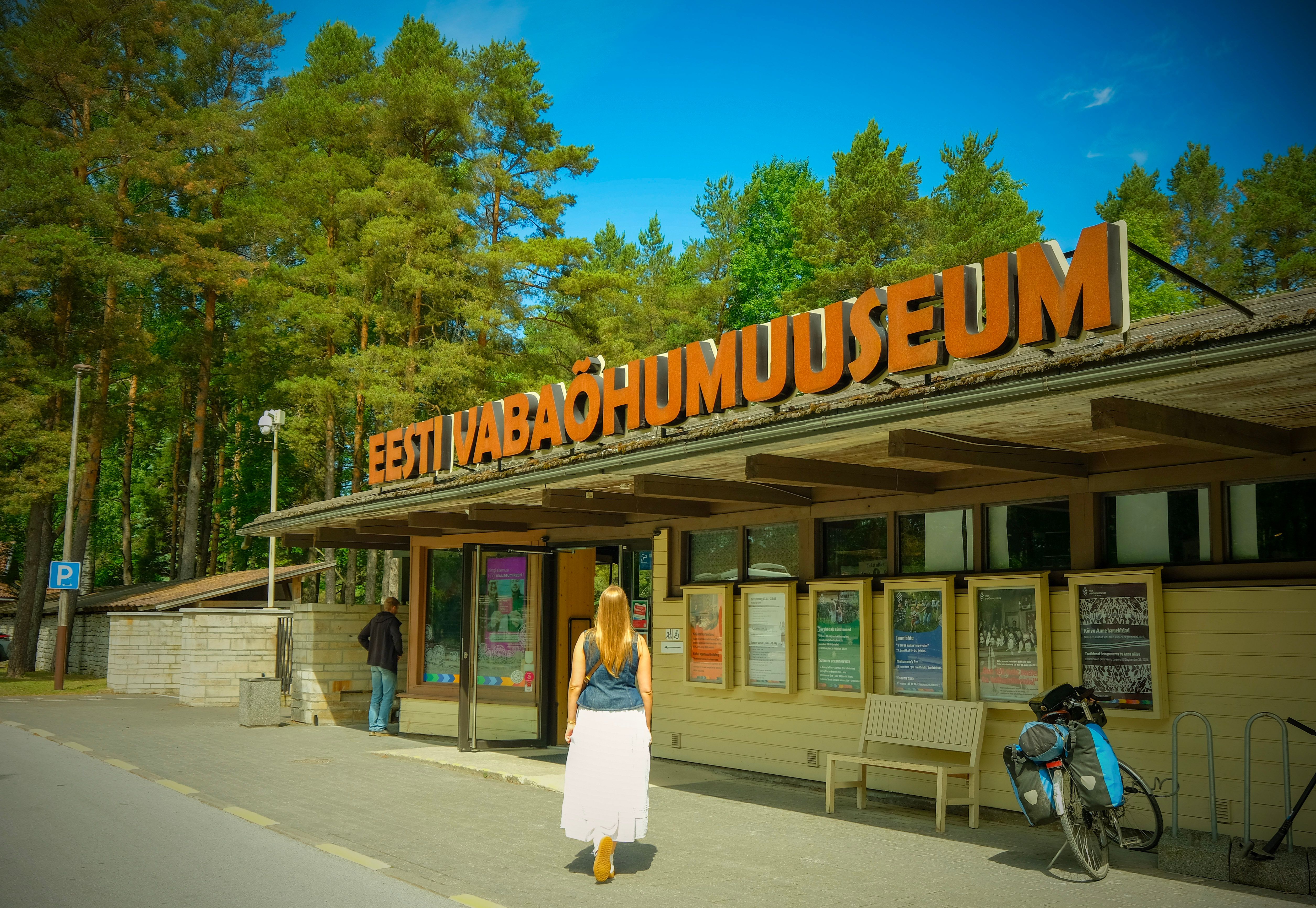 Eesti Vaba&otilde;humuuseumi sissep&auml;&auml;s Rocca al Mares Tallinnas ajalooliste taluarhitektuuri ekspositsioonidega.