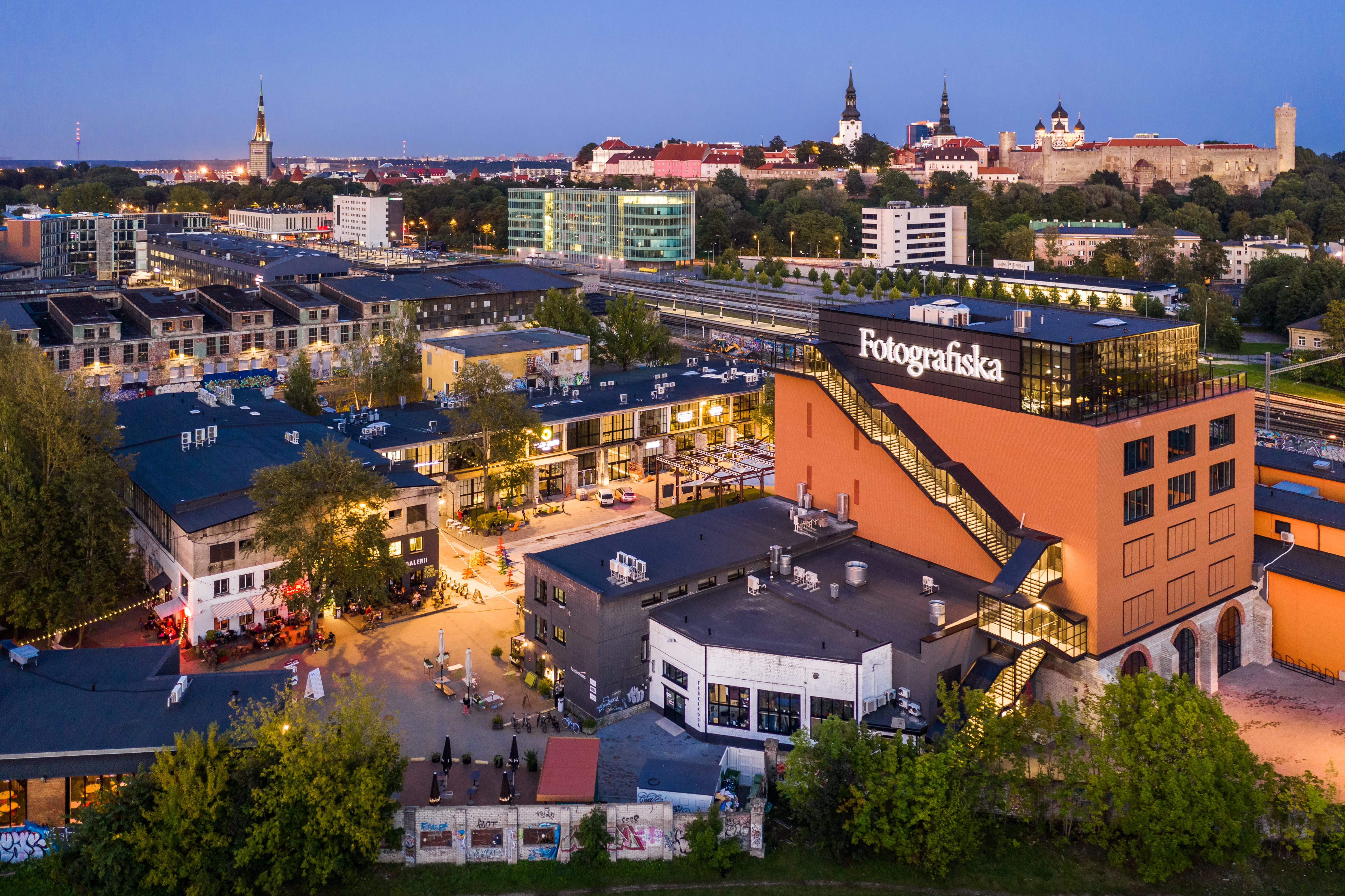 suveõhtune õhuvaade Telliskivi Loomelinnakule ja Fotografiska hoonele Tallinnas Kalamajas
