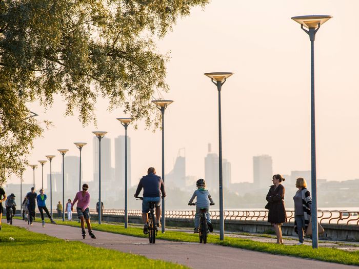 people being active on Pirita promendae Photo by: Aron Urb