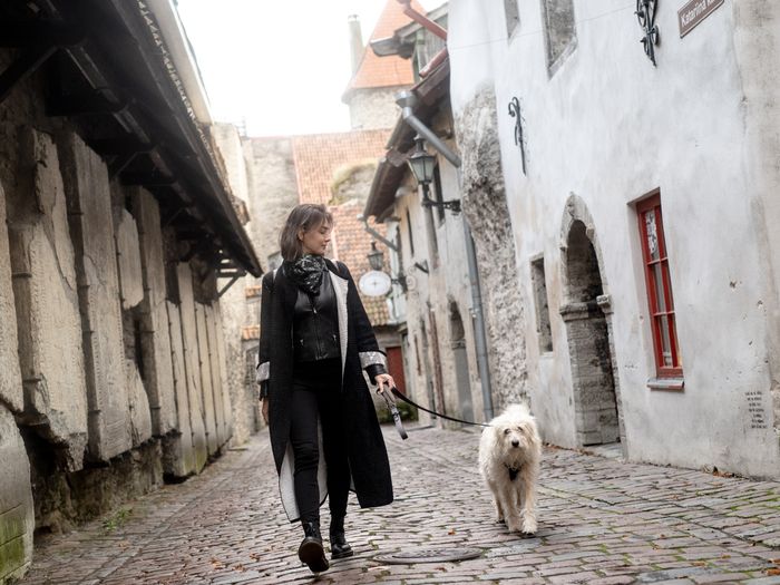 Naine koeraga Katariina käigus Tallinnas Foto: Renee Altrov