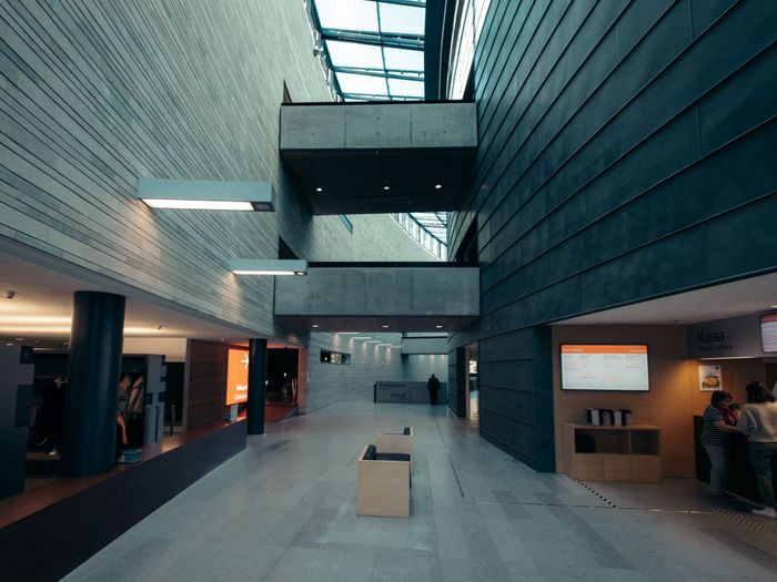 Места съемок фильма «Довод» в Таллинне, Эстония: Художественный музей Kumu в роли свободного порта Осло. Фотография: Kadi-Liis Koppel
