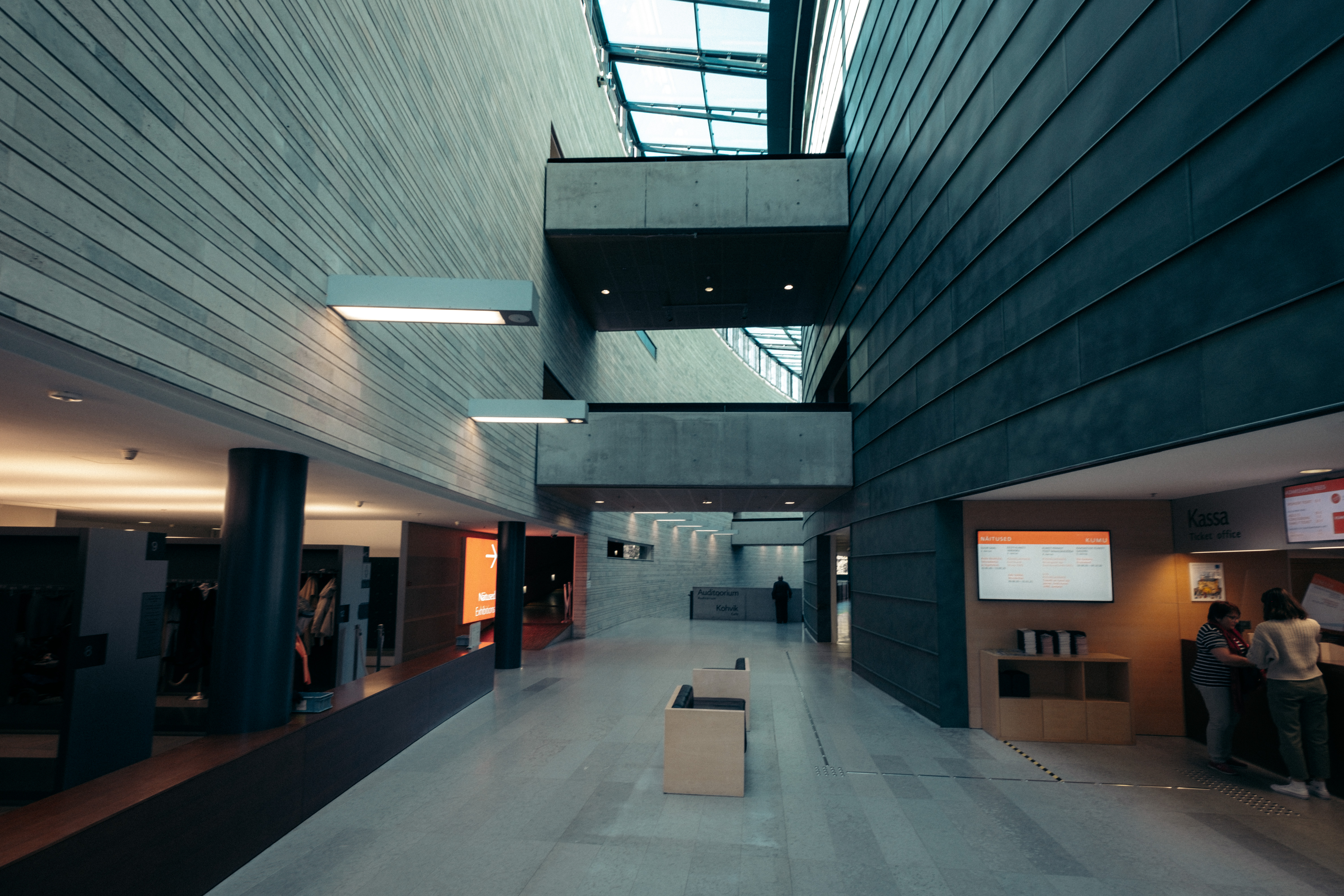 Teneti võttepaigad Tallinnas: Kumu kunstimuuseum, filmis Oslo vabasadam.
