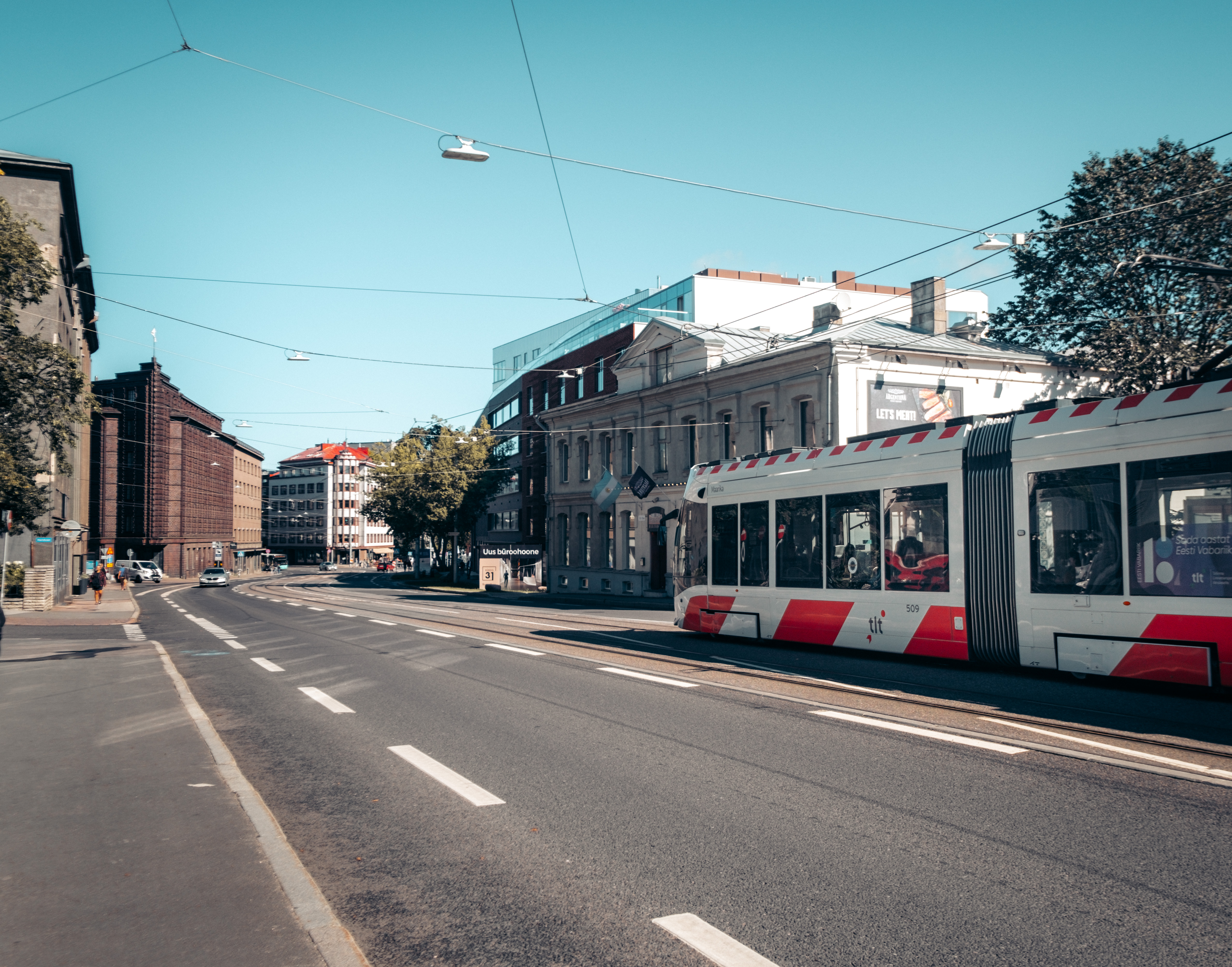 Teneti võttepaigad Tallinnas: Pärnu maantee ja puna-valge tramm kesklinnas.