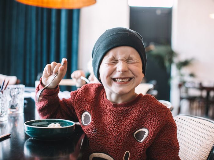 Poiss naeratamas kaamerasse Lore Bistroos Tallinnas. Foto: Kairi Tähe