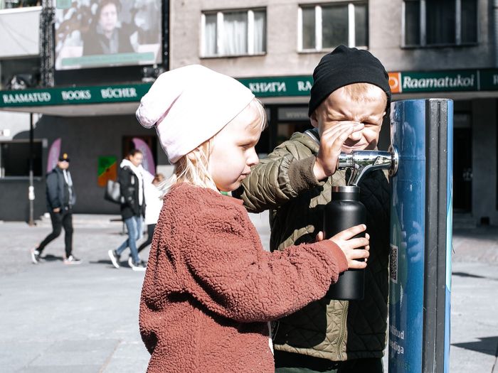 Kaks last kasutamas puhta joogivee kraani Tallinna vanalinnas. Foto: Kairi Tähe