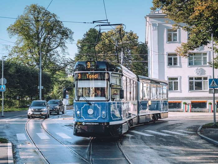 Blue retro tramm in Kadriorg Photo: Kadi-Liis Koppel