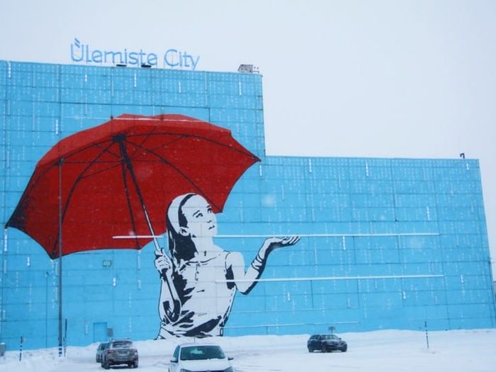 Von Bombi seinamaaling punase vihmavarju ja tüdrukuga Ülemiste linnakus Tallinnas Foto: Mairit Krabbi