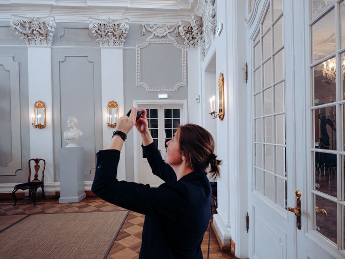 Naine pildistamas Kadrioru lossi peasaali interjööri Tallinnas, Eestis
