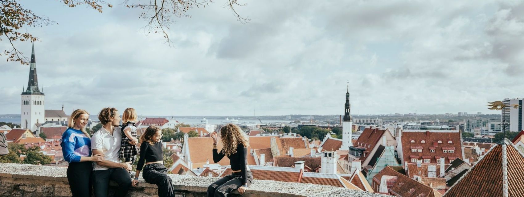 A family sitting at the Kohtuotsa viewing platform
