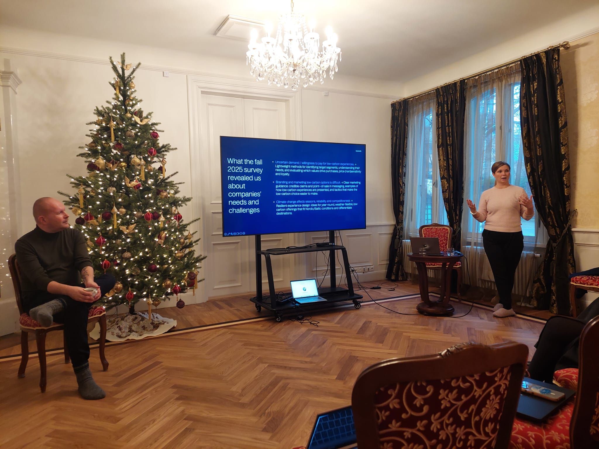 CliNeDest partnerite arutelu Tallinnas CliNeDest projekti arutelu Tallinnas, ekraanil esitlusslaidid ning osalejad istuvad ja kuulavad ajaloolises ruumis.