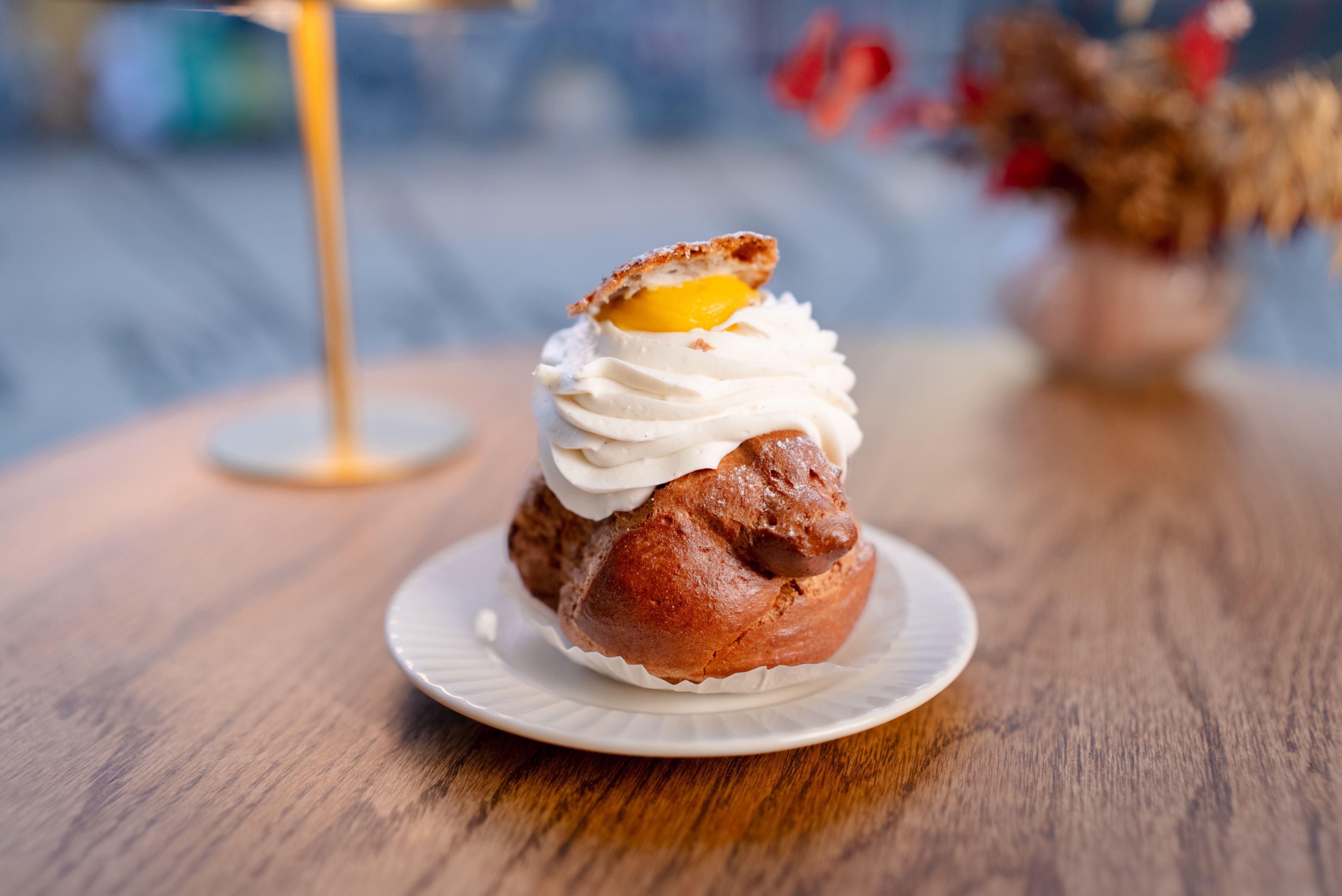 Perinteinen laskiaispulla Healthy Sweets By Polinassa Perinteinen laskiaispulla kermavaahdolla ja hillolla Healthy Sweets By Polina -kahvilassa, Tallinnan laskiaispullafestivaali.