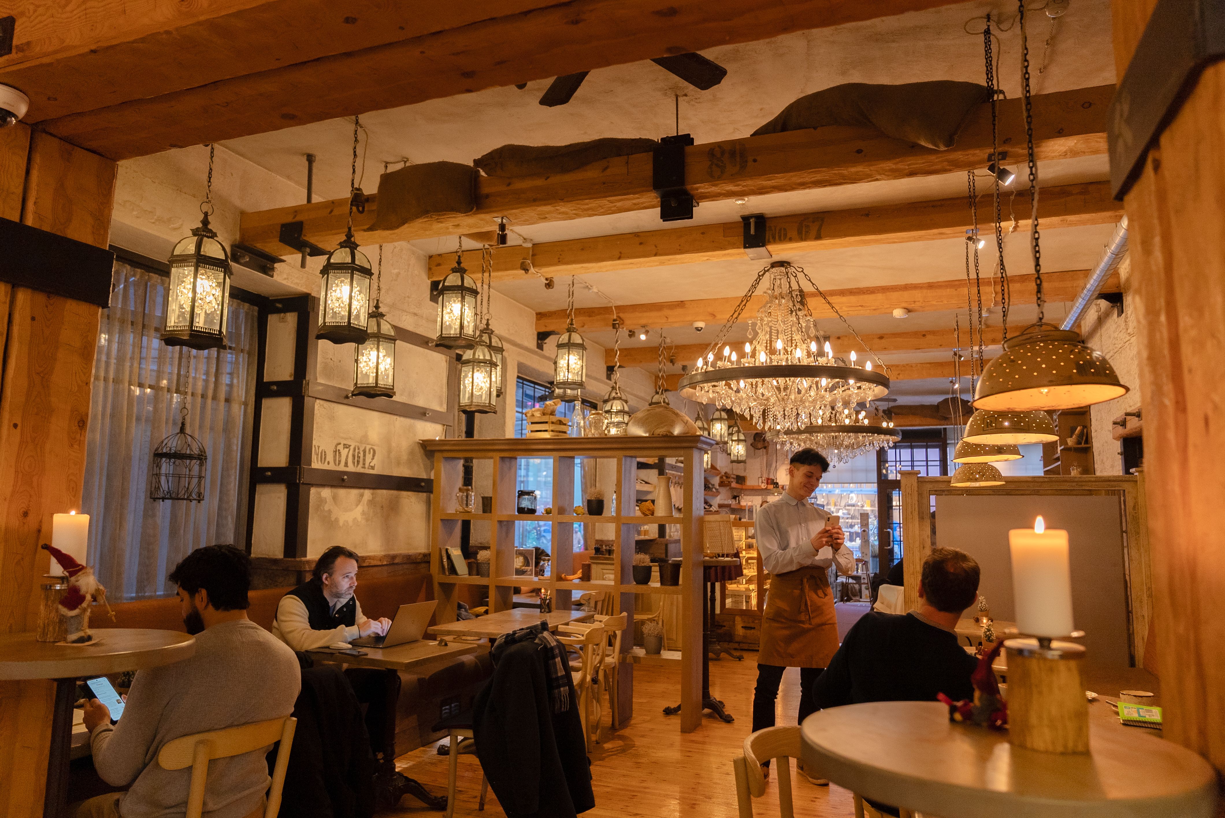 Rukise kohviku hubane interjöör Hubane Rukise kohviku interjöör sooja valguse ja külastajatega, Kuklifestil osalev Tallinna kohvik.