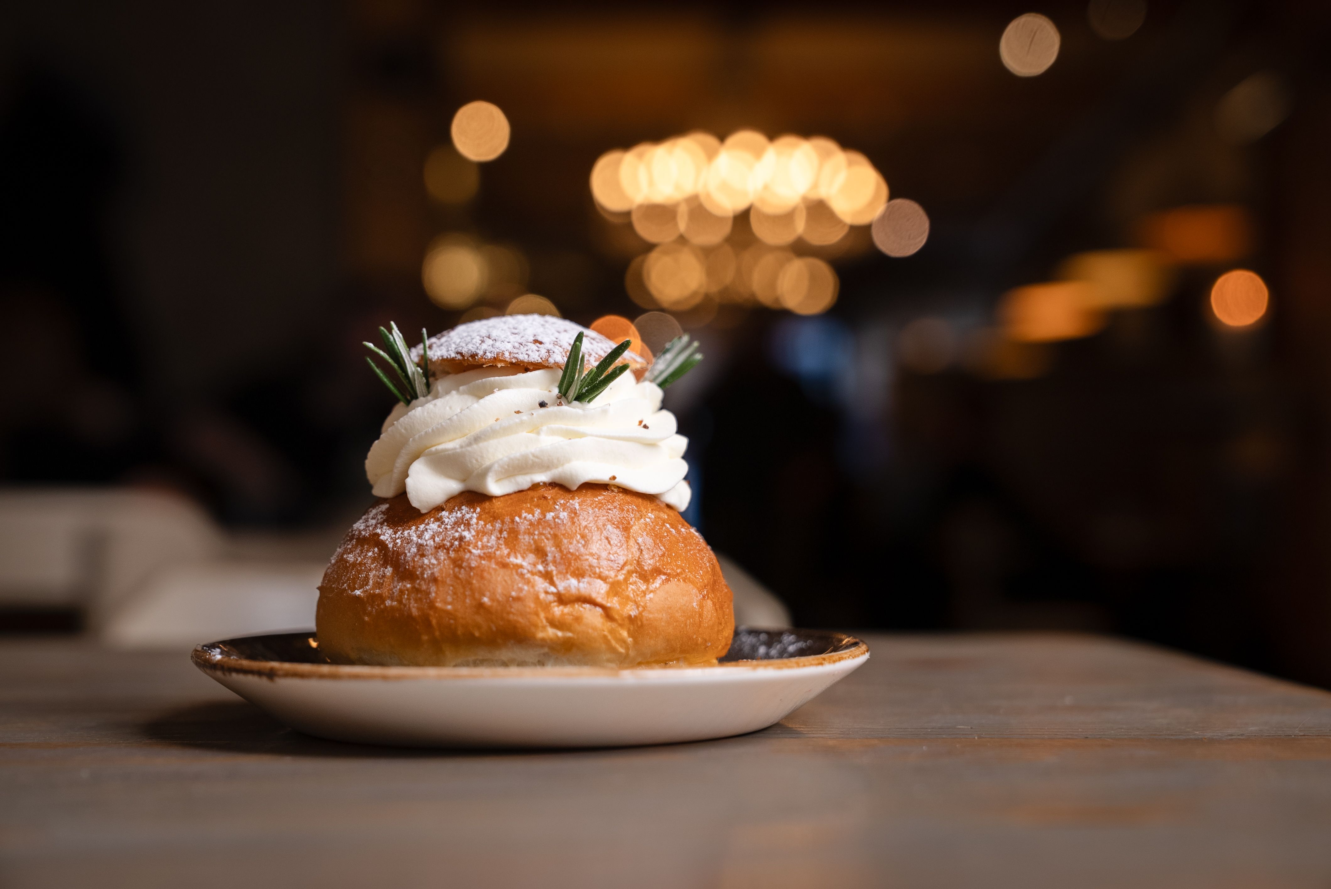 Rukise klassikaline vastlakukkel Rukise klassikaline vastlakukkel vahukoorega taldrikul hubases kohvikus Tallinnas.