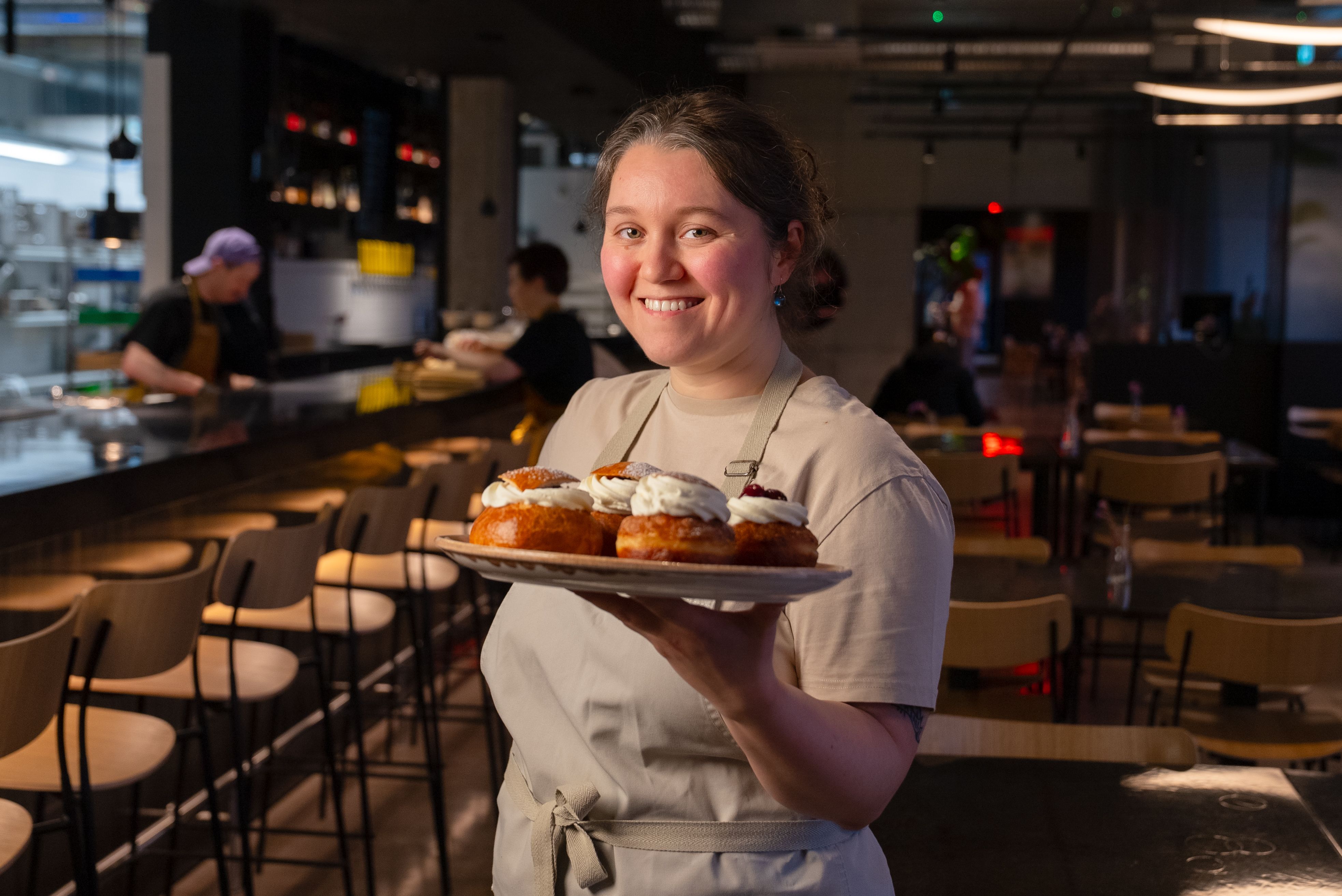 Sumi-kahvilan leipuri Kristina pitelee tuoreita laskiaispullia Tallinnan laskiaispullafestivaalia varten.