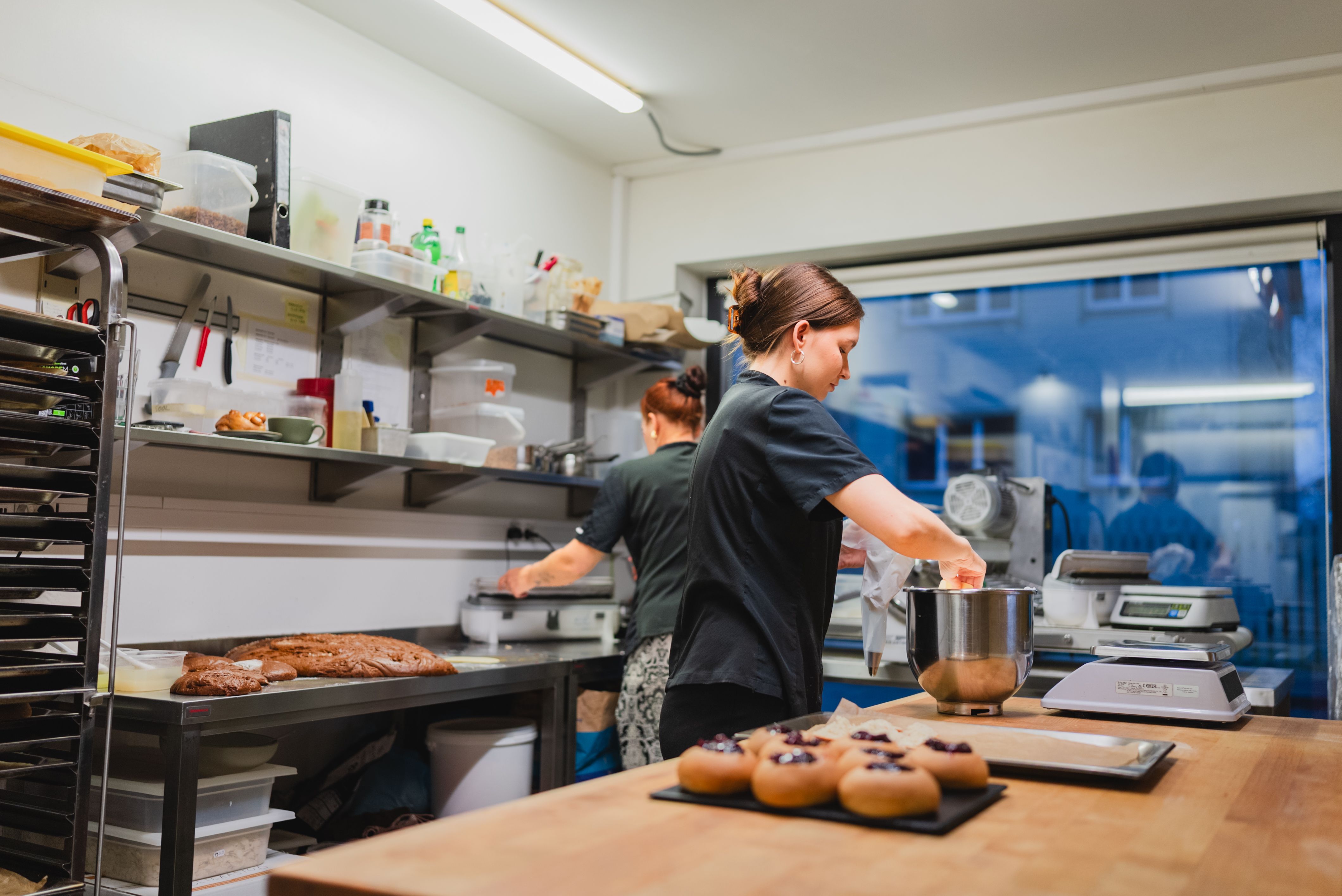 Laskiaispullien leivonta Kringelissä Leipureita valmistamassa laskiaispullia Kringel-kahvilan keittiössä Tallinnassa, pullat tehty Tallinnan laskiaispullafestivaalia 2026 varten.