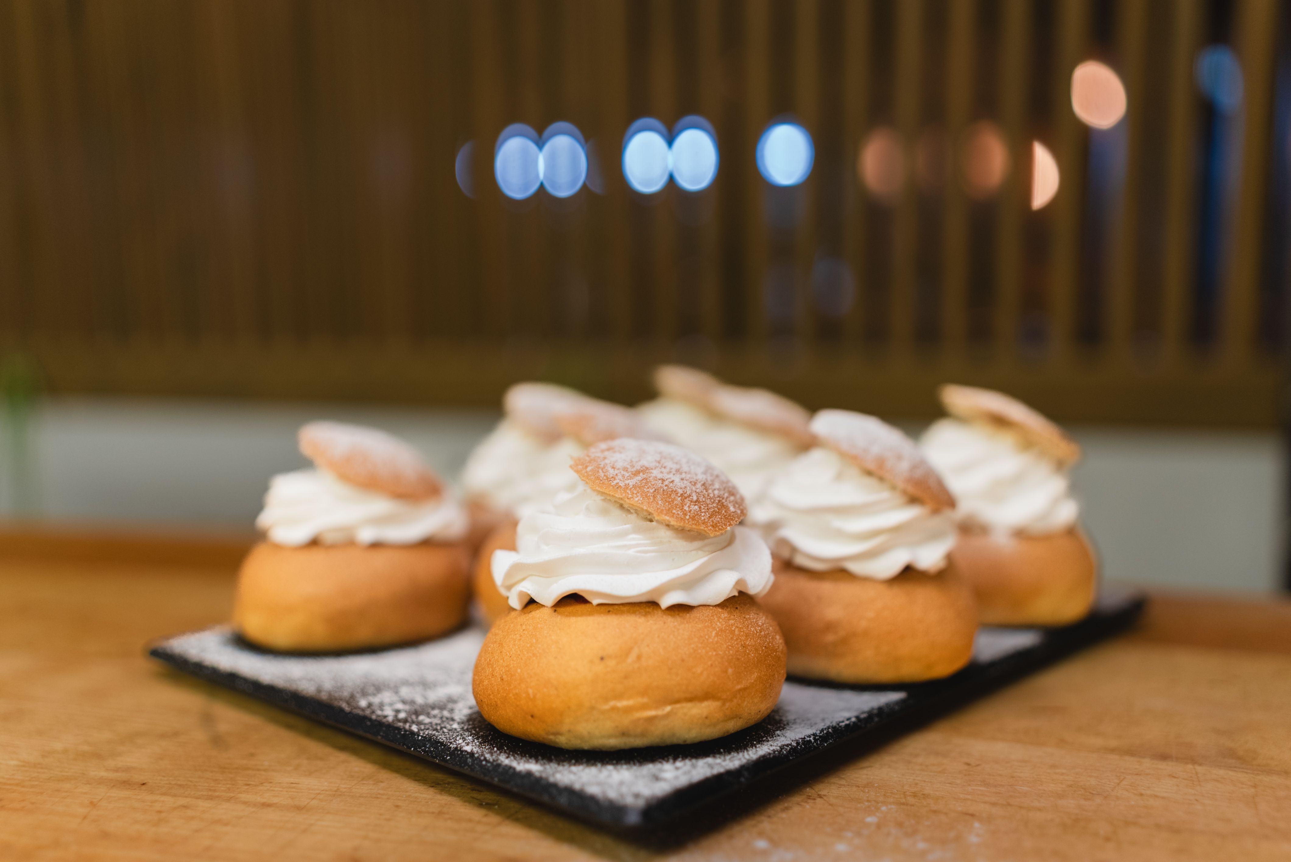 Laskiaispullat Kringel-kahvilassa Lähikuva pehmeistä laskiaispullista Kringel-kahvilassa Tallinnassa, leivottu Tallinnan laskiaispullafestivaalia 2026 varten.