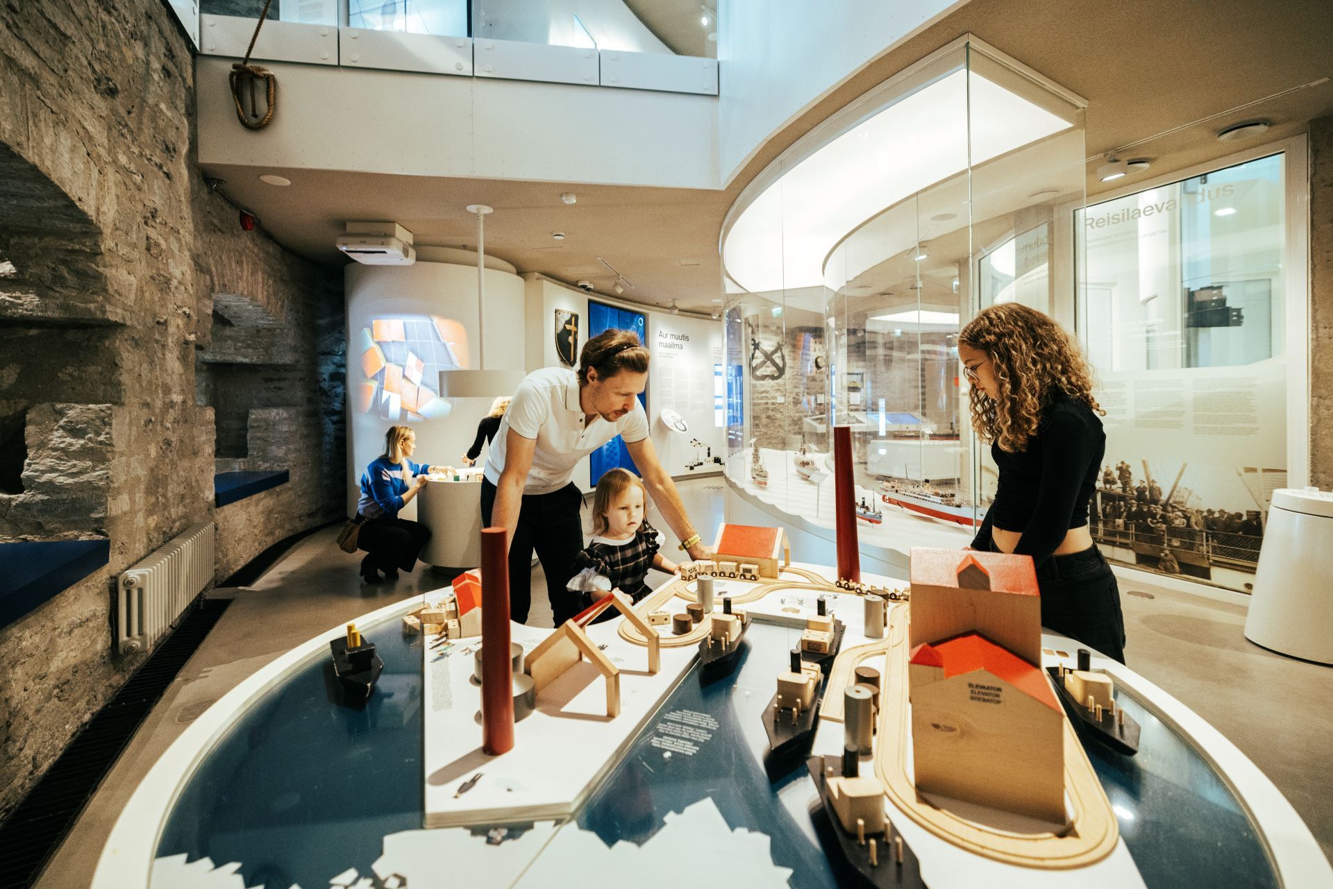 Perekond tutvumas Eesti Meremuuseumi ekspositsiooniga.