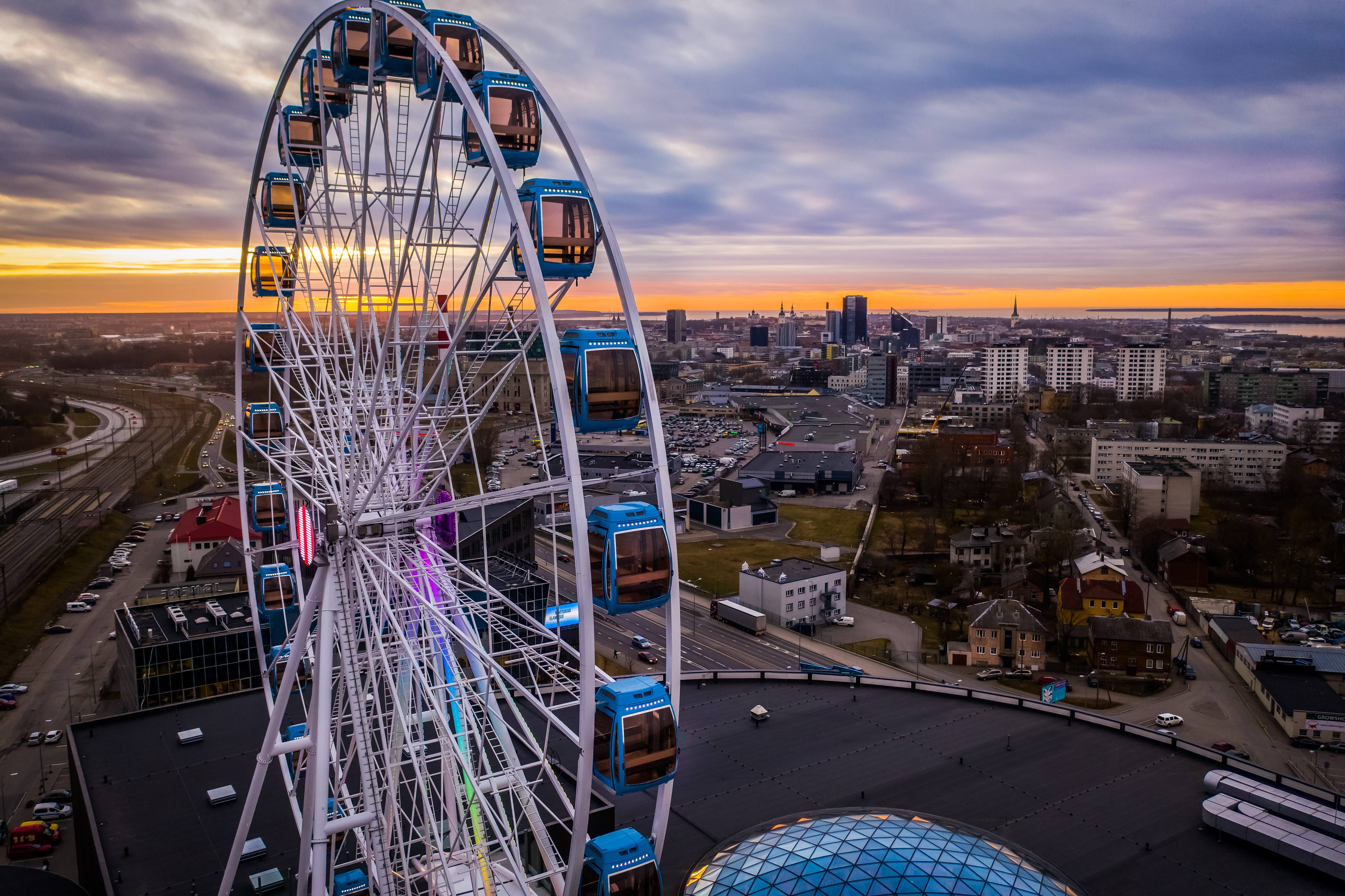 s&uuml;gis&otilde;htune &otilde;huvaade vaaterattale Skywheel of Tallinn, taustal kesklinn ja meri