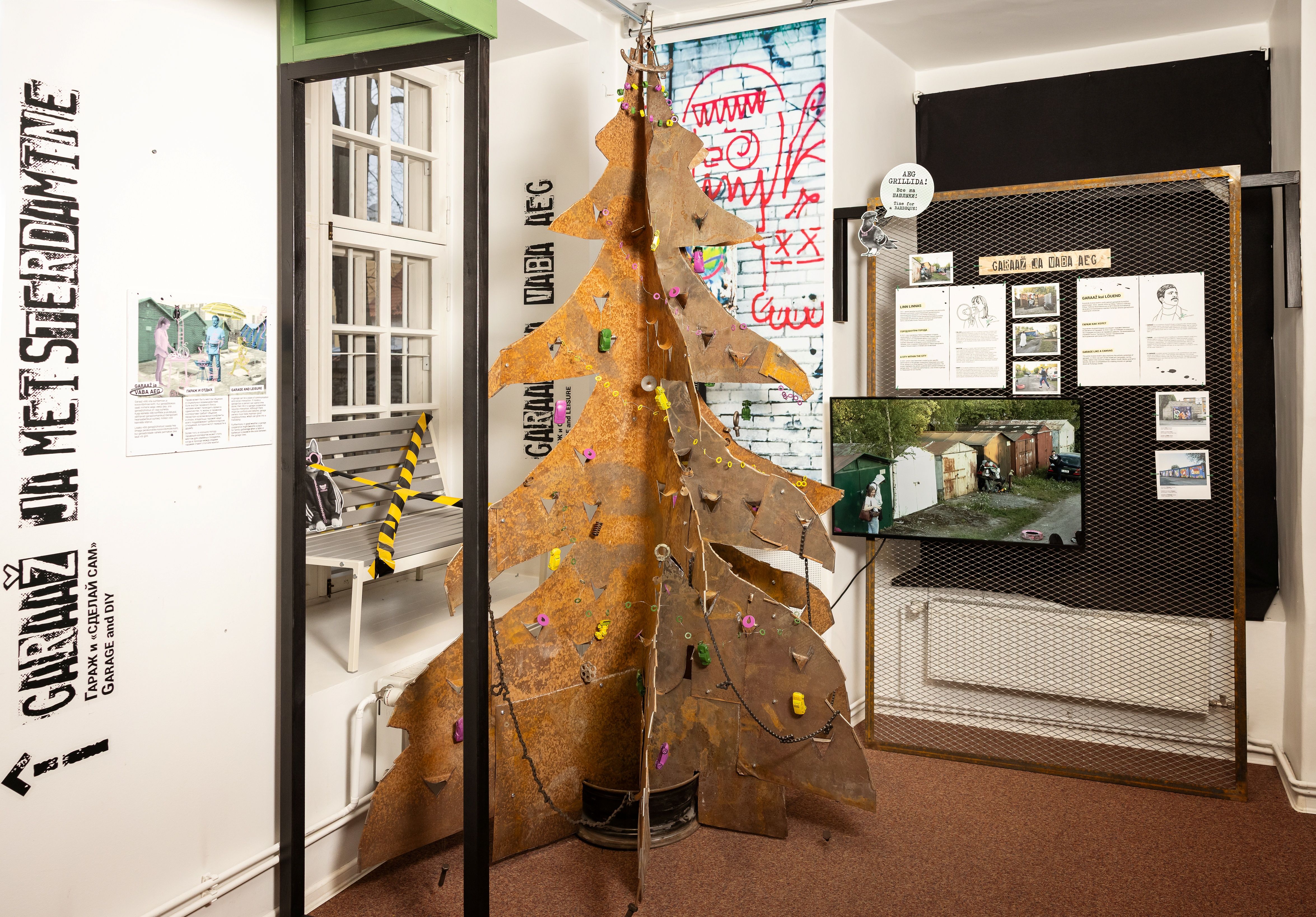 Tallinna Rahvaste Muuseumi näitusel “Garaaž” valmistatud roostes metallplaatidest jõulukuusk, kaunistatud mutrite, seibide ja värviliste garaažielementidega.