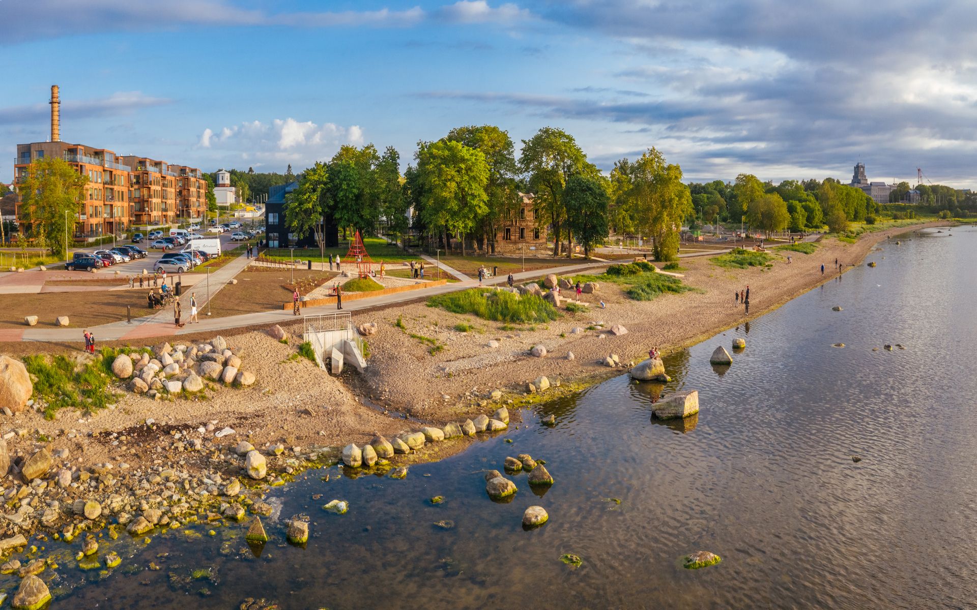 Koplin rantapromenadi &ndash; rauhallinen k&auml;velyreitti Tallinnan kaupunkiluonnon syd&auml;mess&auml;, jossa meri kohtaa mets&auml;n.