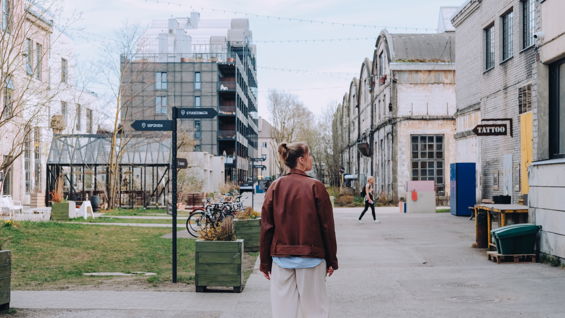 Entinen teollisuusalue on muuttunut moderniksi kaupunkitilaksi, jossa tytt&ouml; k&auml;velee