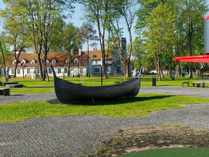 Lasten leikkikenttä Maarjamäen linnapuistossa