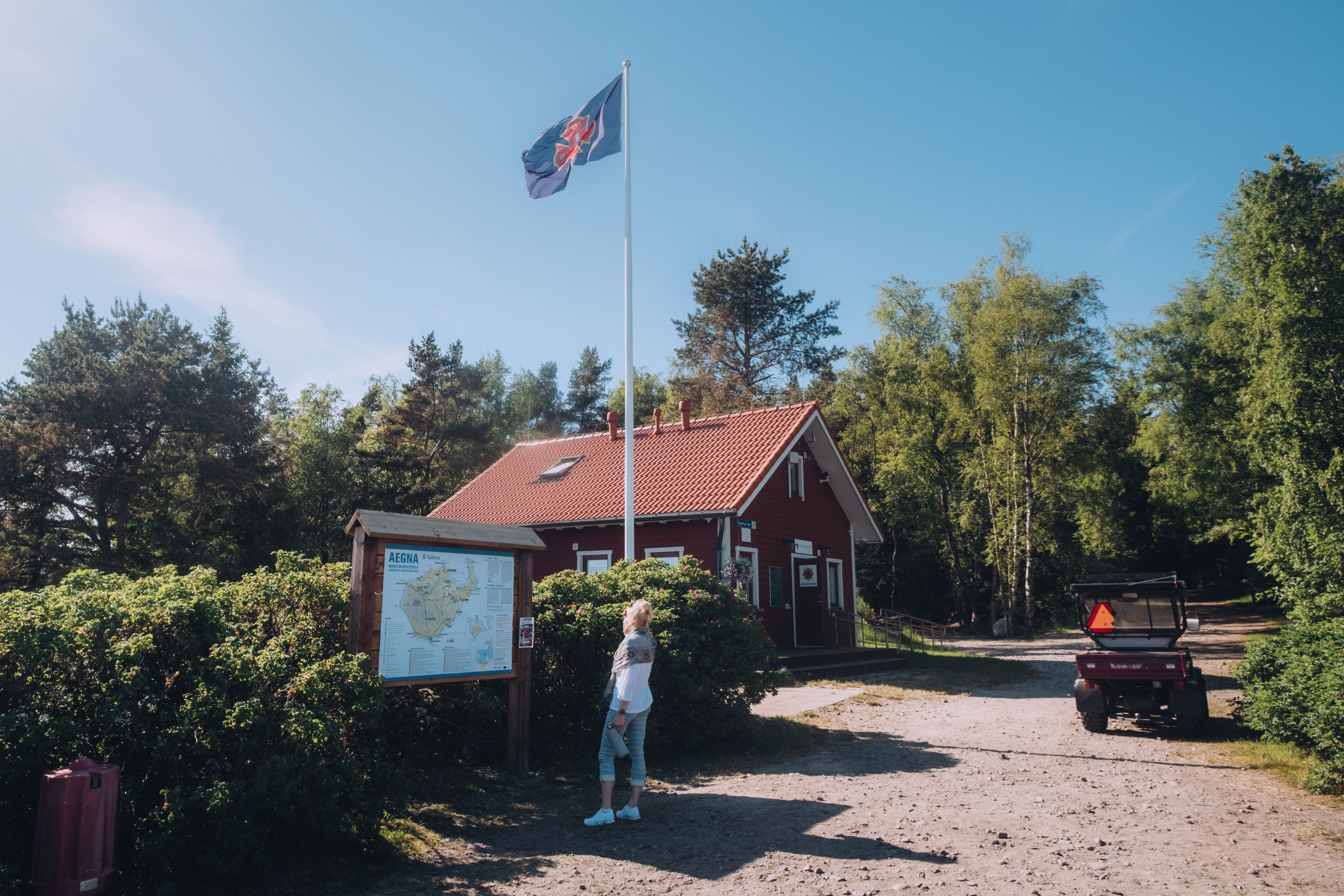 Inimene vaatamas infotahvlit Aegna saarel Eestis