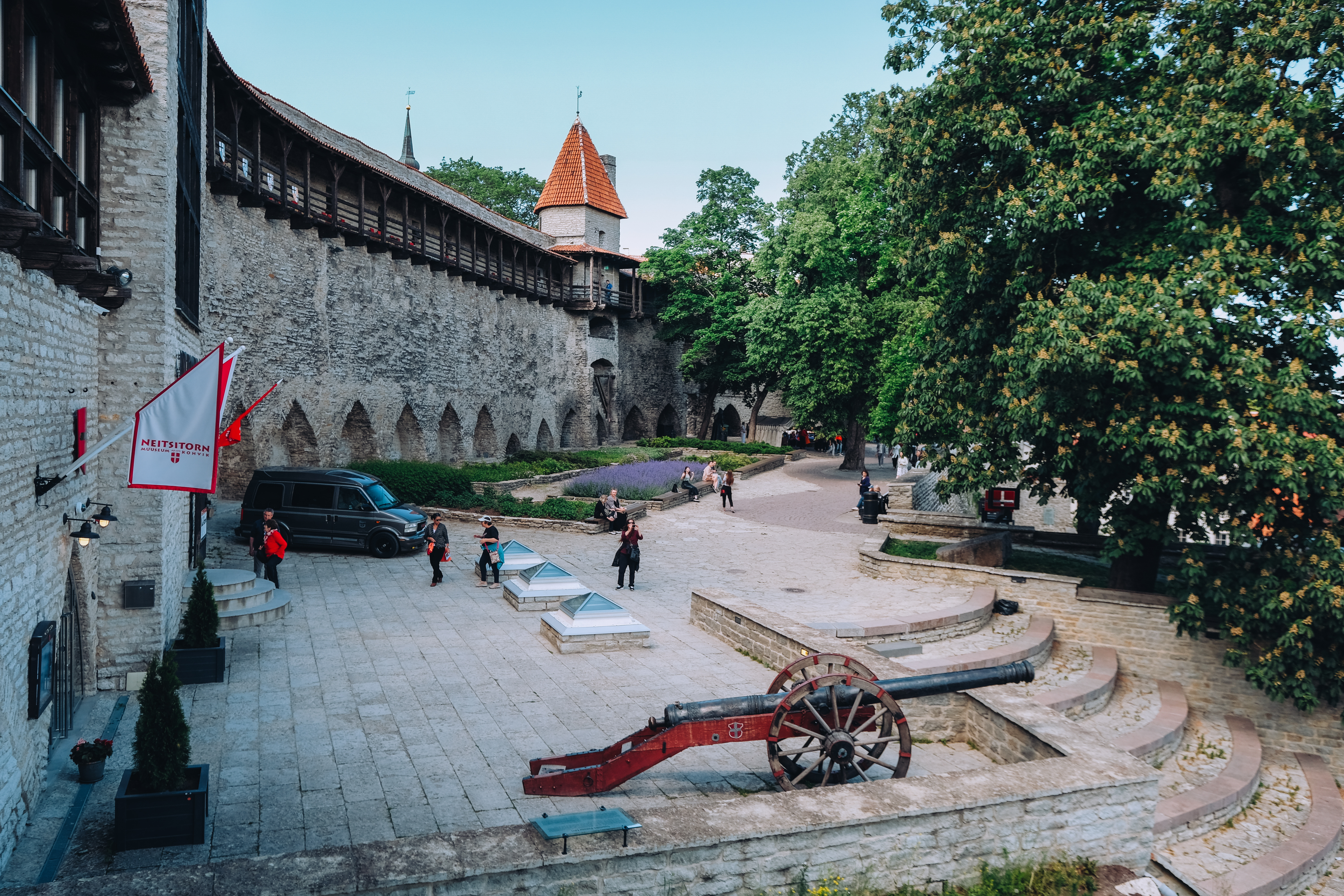 Vaade keskaegsele linnamüürile Kiek in de Köki kindlustustemuuseumist Tallinnas