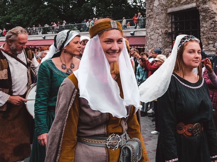 Inimesed toimetamas Tallinna Keskaja päevadel vanalinnas Foto: Kadi-Liis Koppel