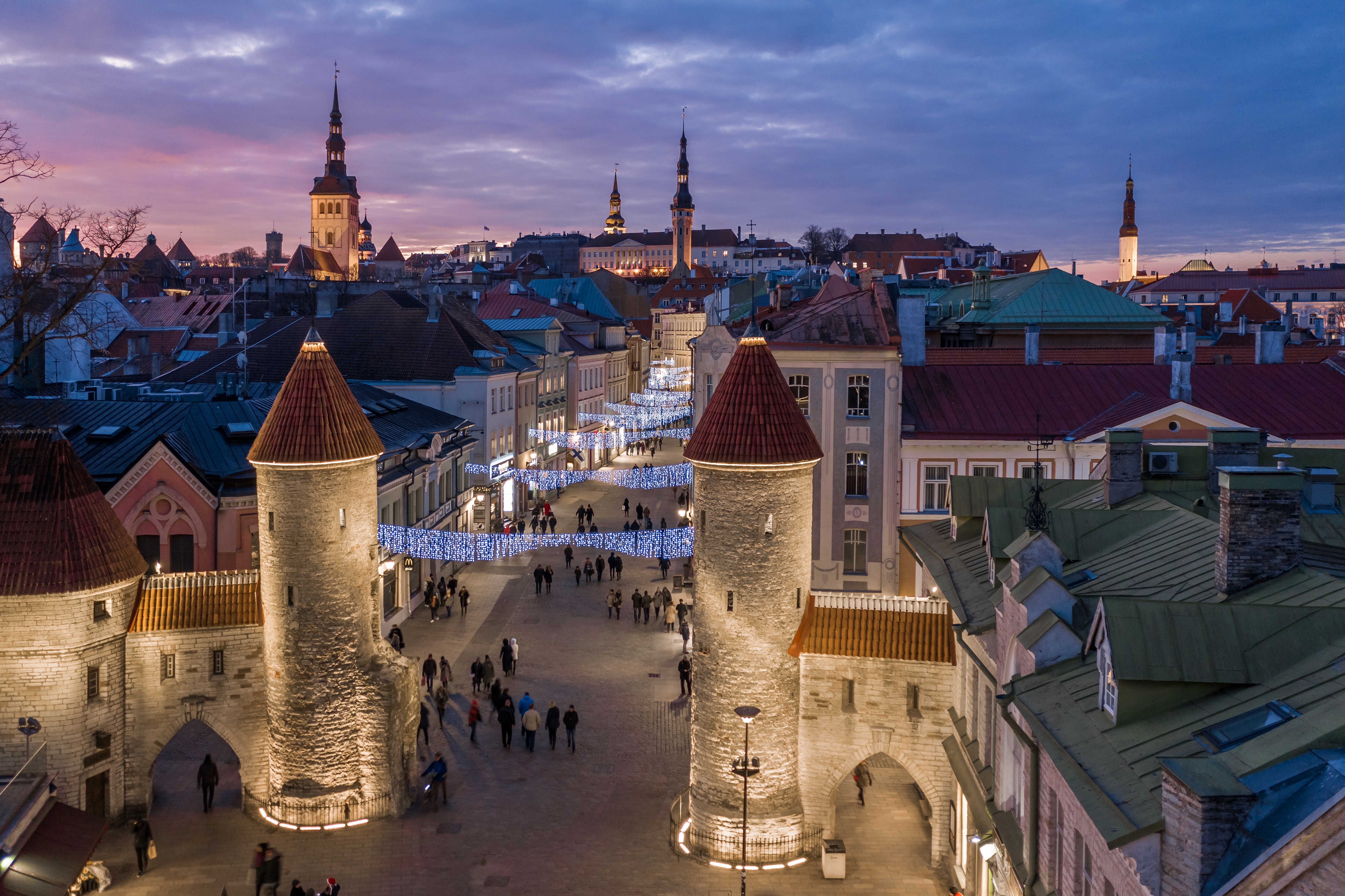 Viru väravad Tallinnas, taustal sügisese loojangu valguses vanalinn