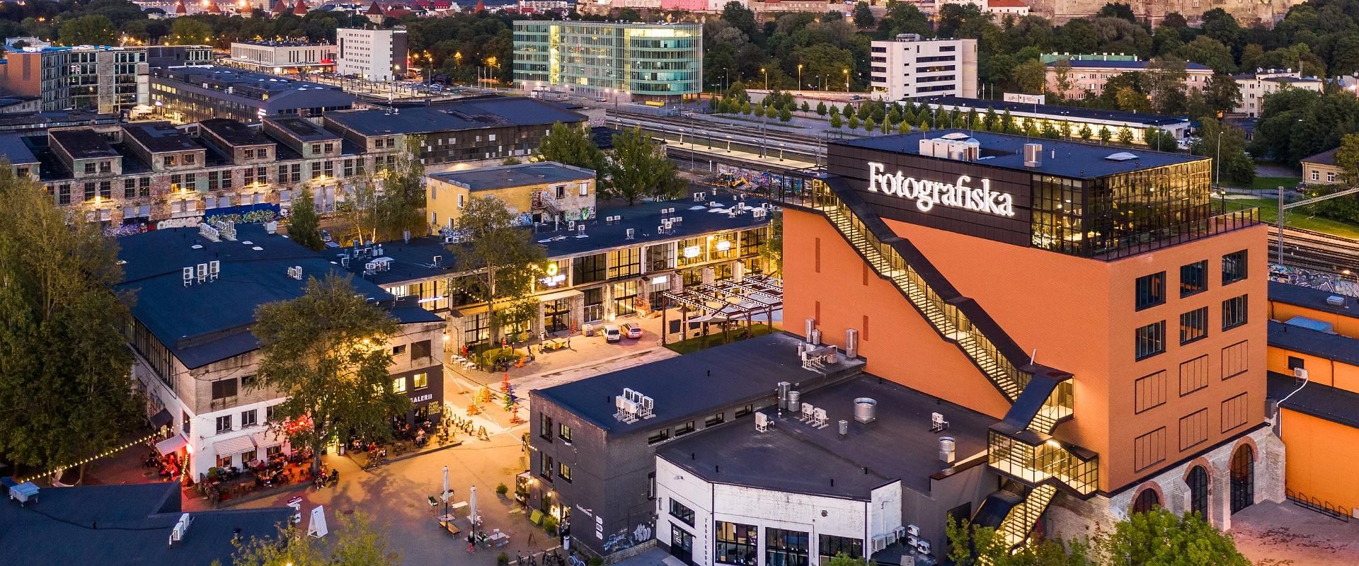 Evening view of a cultural venue where people gather for concerts, exhibitions and leisure activities.